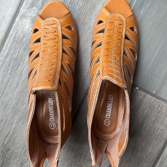 Charming Lady narrow booties open toe tan size 8.5 - Picture 2 of 3